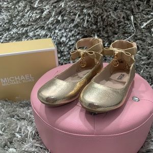 MICHAEL KORS GIRLS KENYAH KAY ROSE GOLD SIGNATURE LOGO CHARM BALLET FLATS